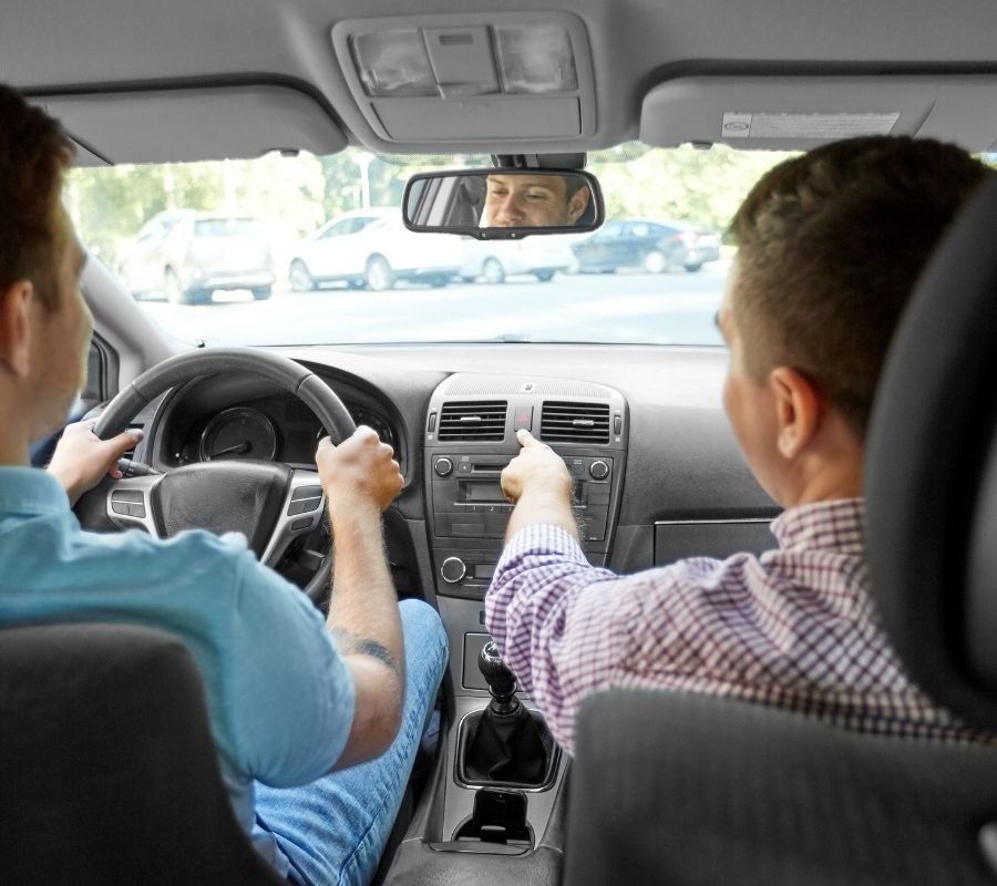 instructor señalando parte de automóvil en pagina Autoescuela Scala en Roquetas de Mar